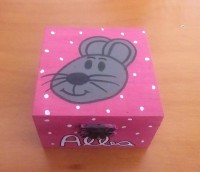 Caja Ratoncito Pérez cuadrada en fucsia con topos y nombre (7€)